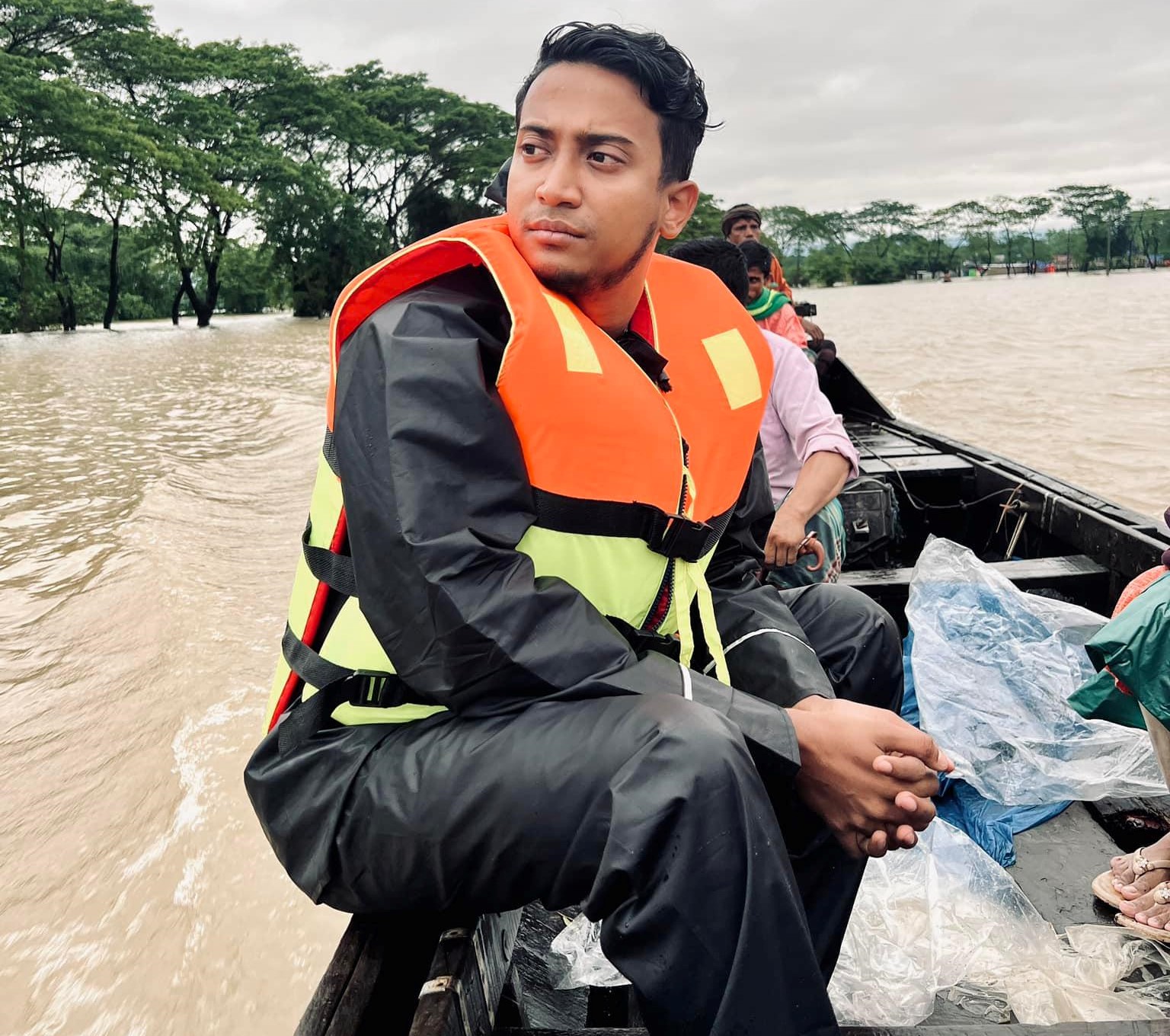 ১৬ লাখ টাকার ত্রান নিয়ে হাজির তাশরিফ