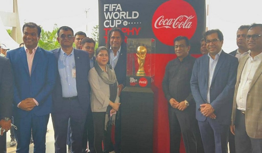দেশে এসে পৌঁছেছে ফুটবল বিশ্বকাপের ট্রফি