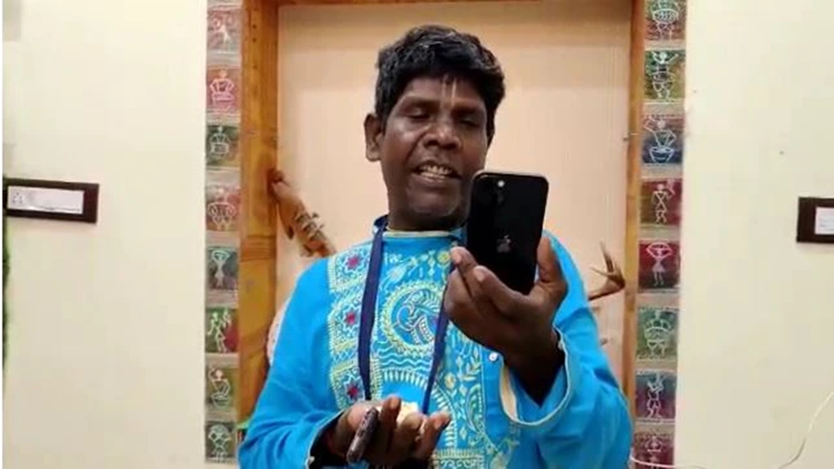 ভুবন বাদ্যকরের হাতে আইফোন-১৩