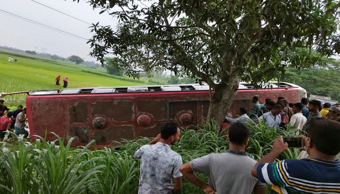 পাবনায় বাস উল্টে নিহত ২, আহত ১৫