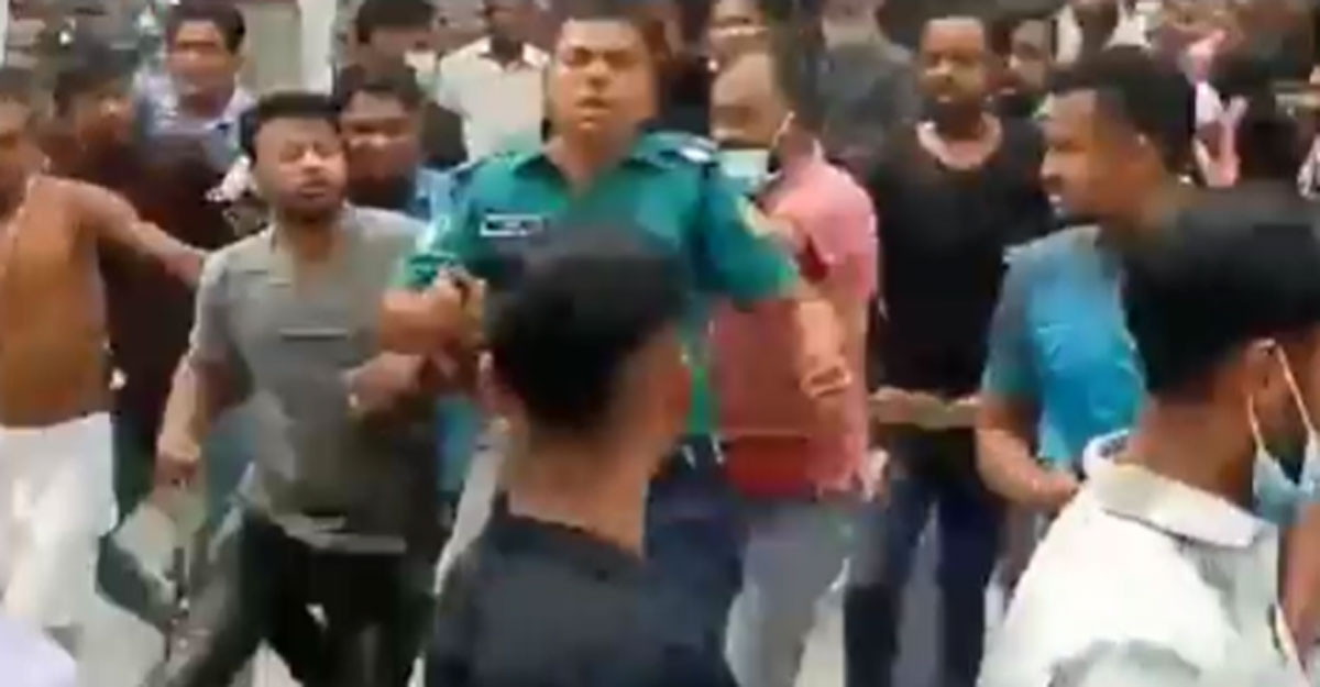 উল্টোপথের মোটরসাইকেল আটকানোয় চার ট্রাফিক পুলিশকে মারধর