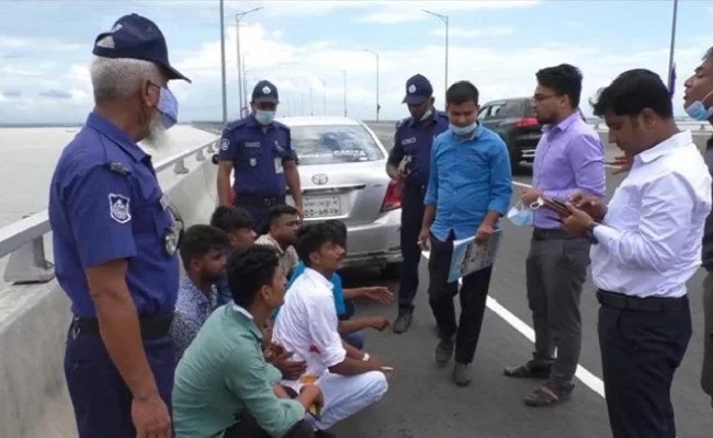 পদ্মা সেতুর উপর গাড়ি পার্কিং করায় চালককে জরিমানা