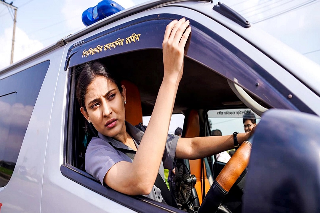 মানুষের প্রাণ বাঁচাতে অ্যাম্বুলেন্স নিয়ে মেহজাবীন!