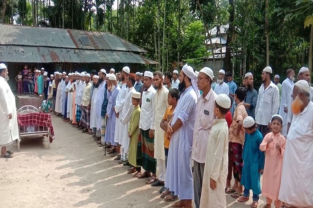 সীতাকুণ্ডে অগ্নিকাণ্ডে মৃত হাবিবুরের দাফন সম্পন্ন
