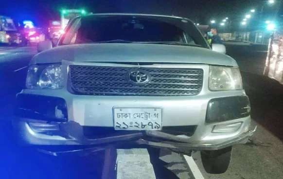 পদ্মাসেতুর টোলপ্লাজার সামনে ডিভাইডারে উঠে গেল প্রাইভেটকার, আহত ৩