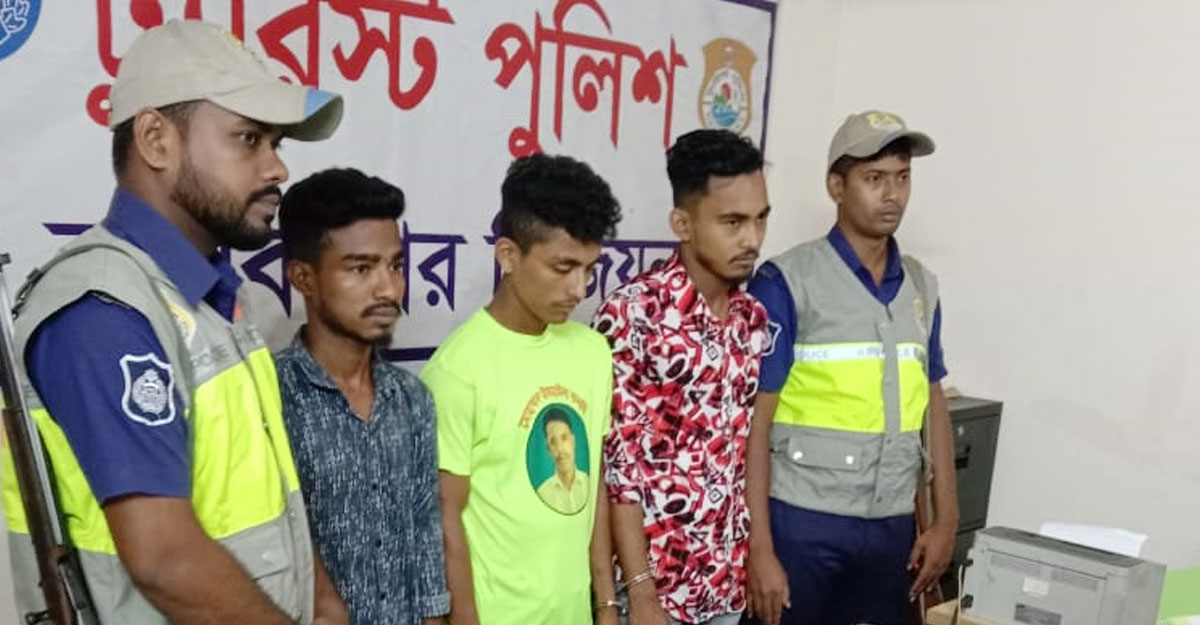 কক্সবাজারে ছুরিকাঘাত করে পর্যটকের ক্যামেরা ছিনতাই, আটক ৪