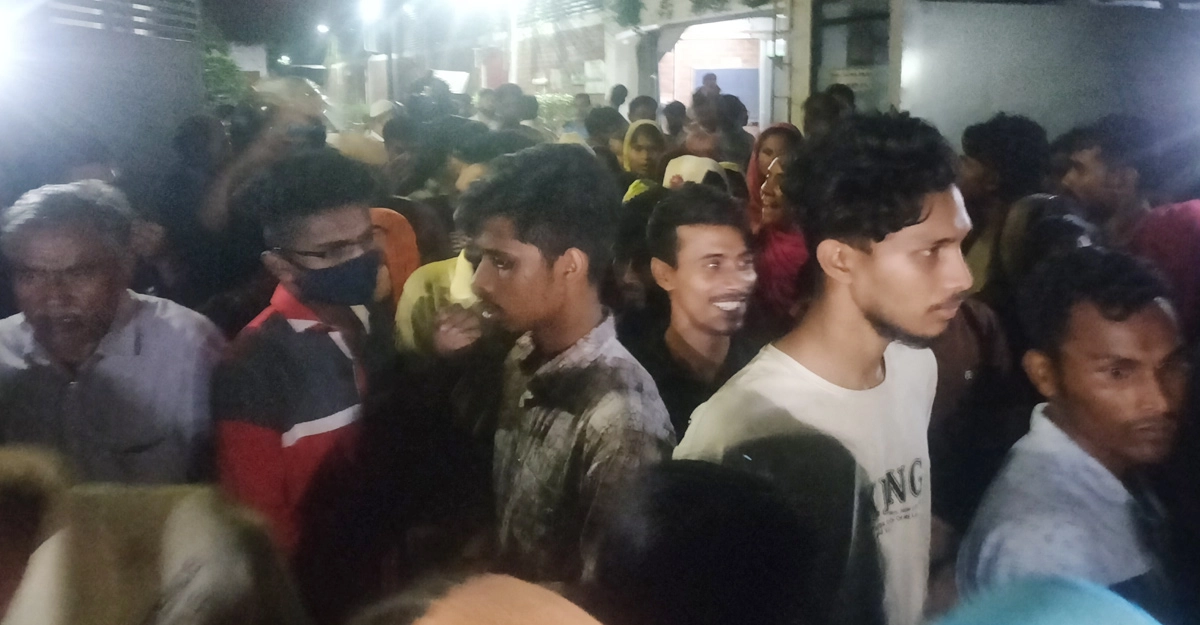 গাজীপুরে বেতনের দাবিতে শ্রমিকদের বিক্ষোভ