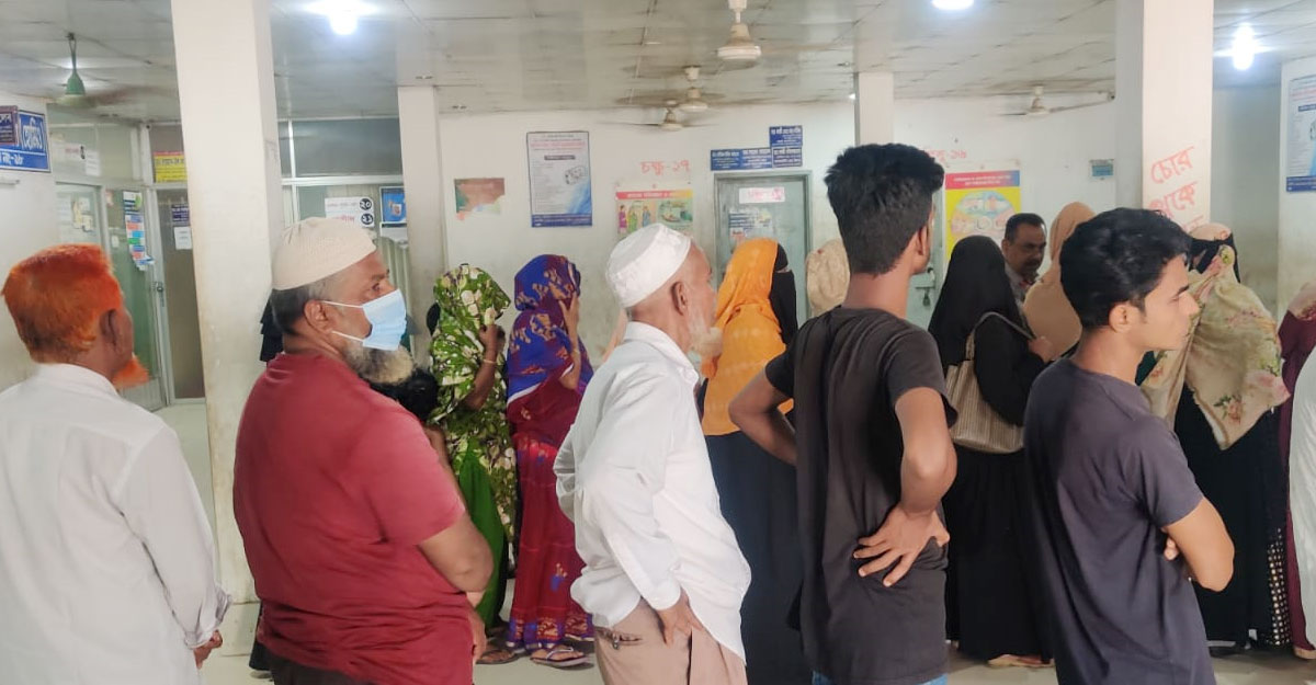 সকাল ৯টায় হাসপাতালে ডাক্তার না আশায় রোগীদের ভোগান্তি