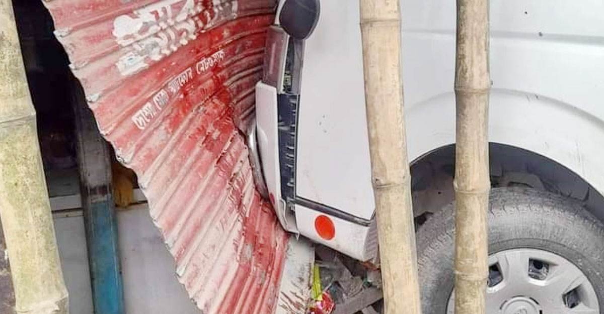 অ্যাম্বুলেন্স নিয়ন্ত্রণ হারিয়ে দোকানে, প্রাণ গেল নৈশপ্রহরীর