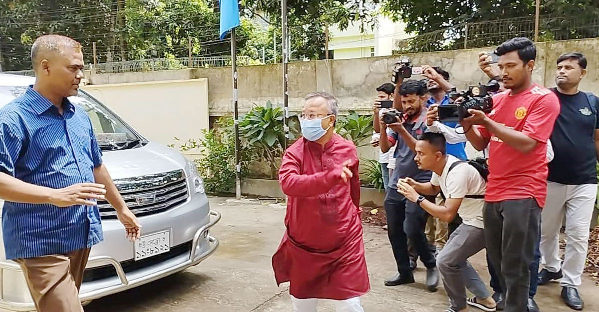 দুদক কার্যালয়ে পরিবারসহ কক্সবাজার-১ আসনের সংসদ সদস্য জাফর আলম