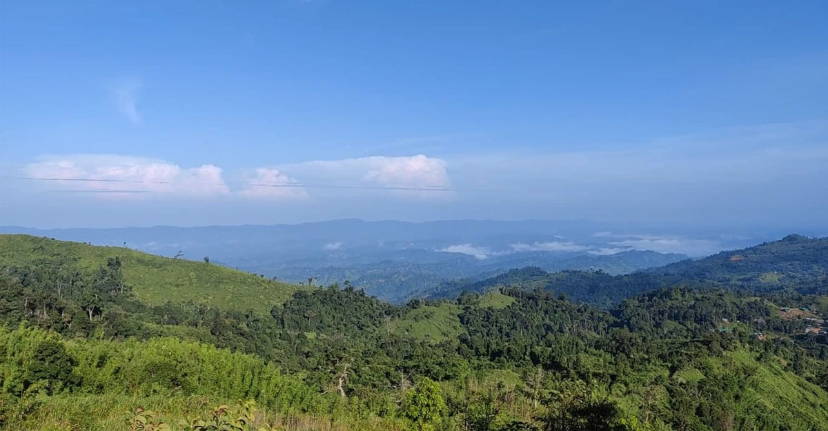 মেঘ যেখানে পাহাড় ছুঁয়ে যায়