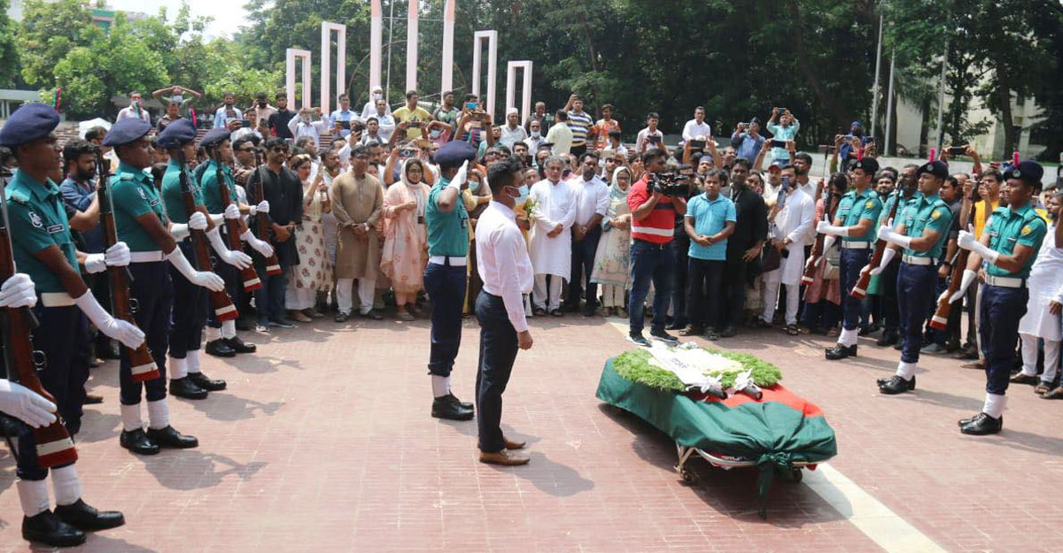 শহীদ মিনার প্রাঙ্গণে গাজী মাজহারুলের রাষ্ট্রীয় শ্রদ্ধা ‘গার্ড অব অনার’
