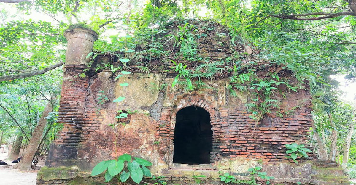 সংস্কারের অভাবে বিলুপ্তির পথে শত বছরের পুরোনো মসজিদ